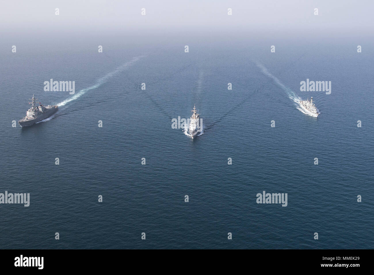 171021-N-von 095-1181 Golf von Oman (Okt. 2010) 21, 2017) Die französische Maritime Nationale Anti-air Fregatte FS Jean Bart (D 615), die britische Royal Navy Fregatte HMS Monmouth (F-235) und die geführten Anti-raketen-Zerstörer USS Shoup (DDG86) Segeln in der Ausbildung für ein Foto während der trilateralen Intrepid Sentinel Übung. Intrepid Sentinel vereint Shoup, Monmouth und der Französischen Marine Nationale Anti-Zerstörer FS Jean Bart (D 615) für eine multinationale Übung, die Kriegführung der Bereitschaft und der Interoperabilität zwischen Verbündeten und Partnern zu verbessern. (U.S. Marine Foto von Mass Communication Specialist 3 Cla Stockfoto