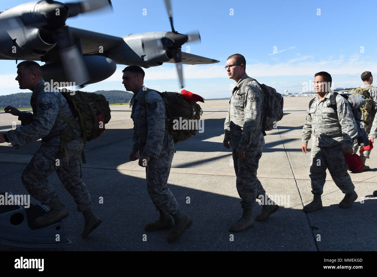 RED HORSE 201st Squadron Flieger, von Ft. Indiantown Gap, Pittsburgh, Pennsylvania, von Bord eines 109 Airlift Wing, LC-130 H Hercules-transportflugzeuge, in Middletown, Pennsylvania, die auf dem Weg nach St. Croix, US Virgin Islands, Okt. 25, 2017. Sie werden die Zelte und verschiedene Geräte in der Katastrophenhilfe Bed Erhaltung-System für Ersthelfer, zur Unterstützung der Hurrikan Maria's Nothilfe und Wiederaufbau. (U.S. Air National Guard Foto von Master Sgt. Matt Schwartz/Freigegeben) Stockfoto