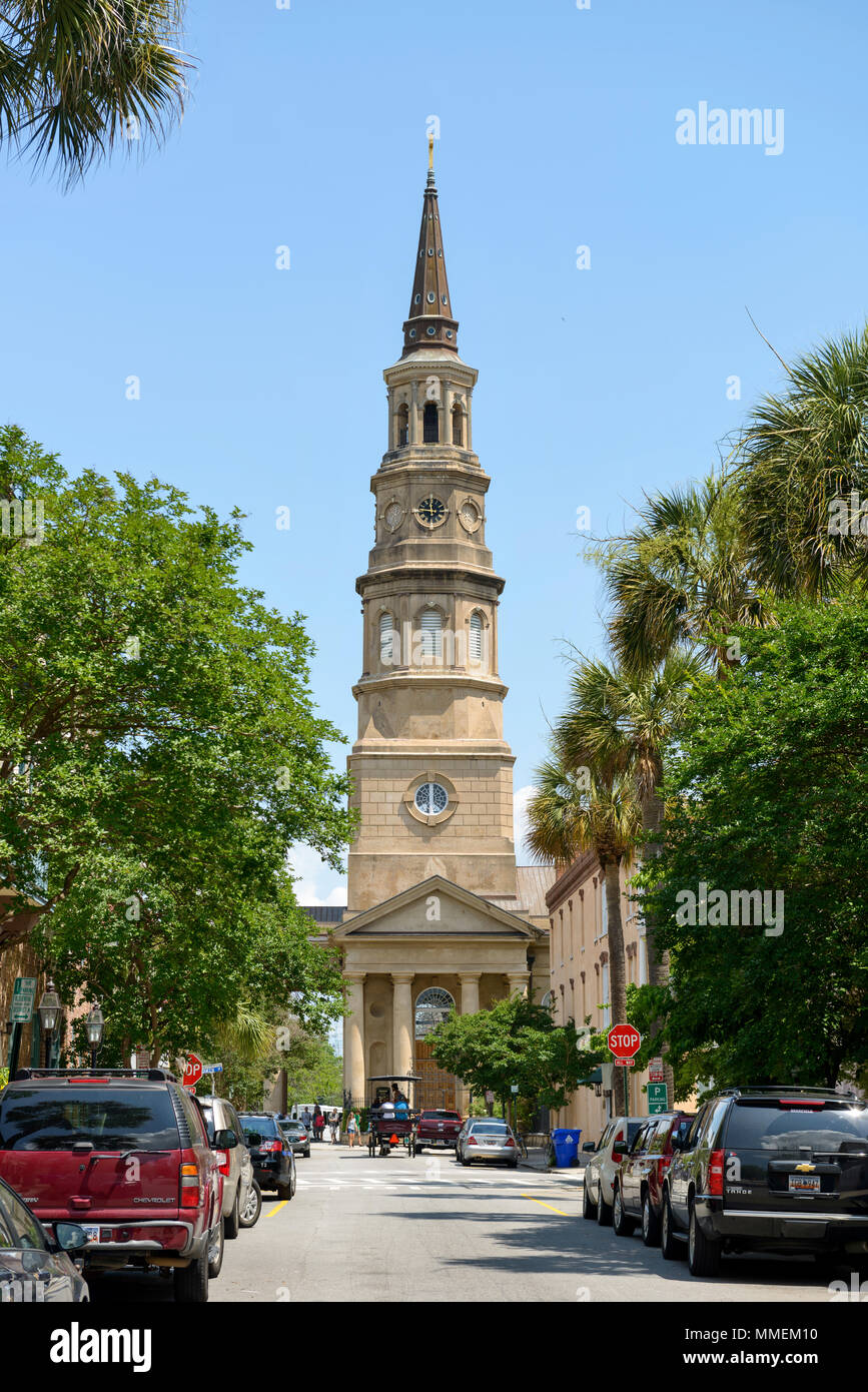St. Philip's Kirche - Der Turm der historischen Saint Philip's Kirche hoch in der Mitte der Kirche Strasse im French Quarter, Charleston, Sc, USA. Stockfoto