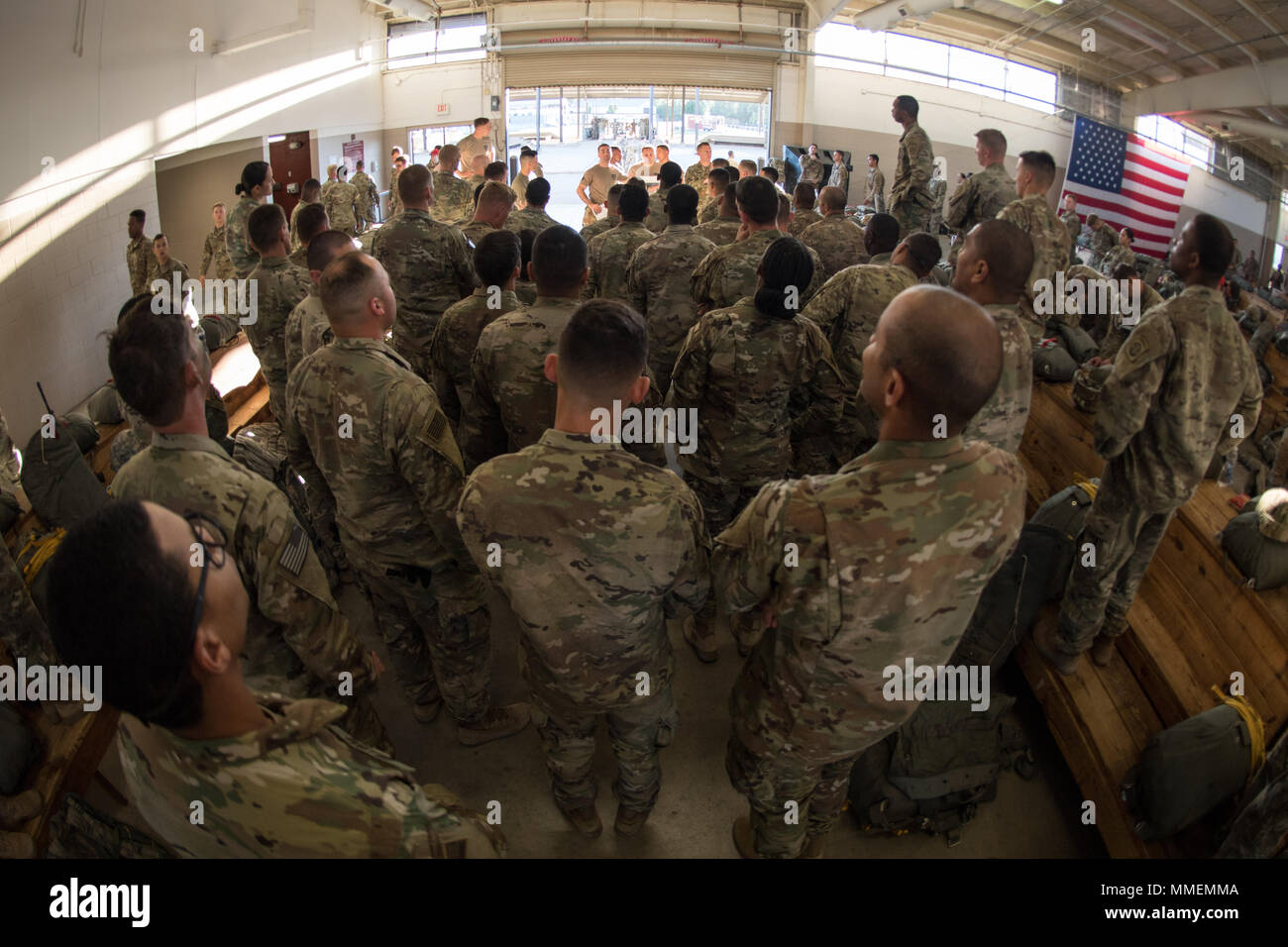 Papst Army Airfield, N.C. - Fallschirmjäger mit 82Nd Airborne Divison der Armee in Fort Bragg einen Vor-sprung Briefing, während sie darauf warten, Vorstand der C-130 J Hercules während der Nacht Ausbildungsmaßnahmen auf Grün Rampe hier Okt. 26. Die Besatzungen und Flugzeuge der 317. Airlift Wing an Dyess flog Missionen von Papst Feld alle Woche mit Unterstützung vom 43 d Air Mobility Operations Gruppe hier, die Bereitschaft der Flieger und Soldaten Unterstützung Amerikas globale Response Force. (U.S. Air Force Foto/Marc Barnes) Stockfoto