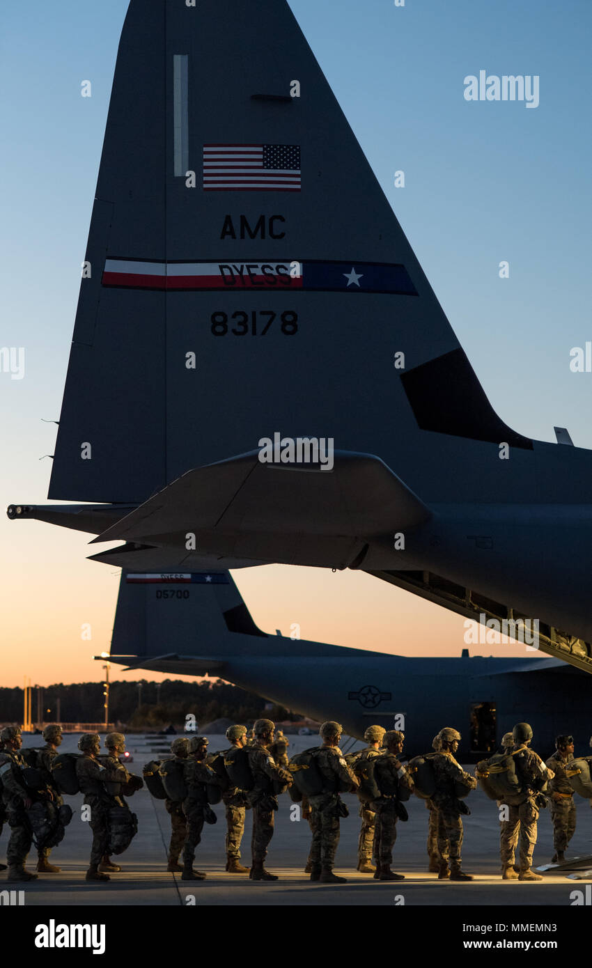 Papst Army Airfield, N.C. - Fallschirmjäger mit 82Nd Airborne Divison der Armee in Fort Bragg warten eine C-130J Hercules an Bord während der Nacht Ausbildungsmaßnahmen auf Grün Rampe hier Okt. 26. Die Besatzungen und Flugzeuge der 317. Airlift Wing an Dyess flog Missionen von Papst Feld alle Woche mit Unterstützung vom 43 d Air Mobility Operations Gruppe hier, die Bereitschaft der Flieger und Soldaten Unterstützung Amerikas globale Response Force. (U.S. Air Force Foto/Marc Barnes) Stockfoto