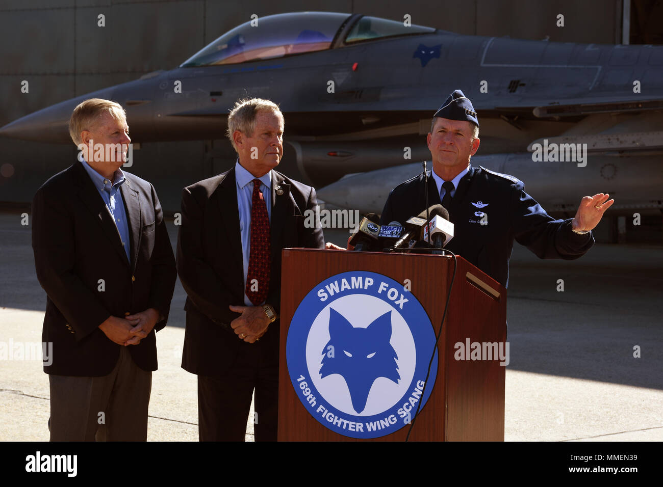 Us-Luftwaffe Stabschef General David L. Goldfein, sprechen, US-Senator Lindsey Graham, ganz links, und US-Vertreter Joe Wilson beantwortet Fragen der Presse vor dem Hangar von der 169th South Carolina der Air National Guard Fighter Wing bei einem Besuch in McEntire Joint National Guard Base, S.C., 27.10.2017. Dies war der erste Besuch von goldfein McEntire JNGB als Stabschef mit Flieger und Senior S.C. Luft- und Army National Guard Führer zu erfüllen. (U.S. Air National Guard Foto von Senior Master Sgt. Edward Snyder) Stockfoto