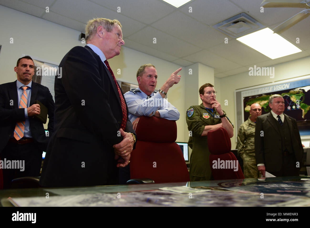 Us-Vertreter Joe Wilson, Links, US Air Force Stabschef General David L. Goldfein, Mitte, und Oberst Nikolaus Gentile, jr., der Wing Commander der 169th Fighter Wing, Eagle Vision während einer Tour von der South Carolina Air National Guard bei McEntire Joint National Guard Base, S.C., 27.10.2017, entsprechen. Stellvertretende Director-Air National Guard Generalmajor Marc Sasseville, US-Senator Lindsey Graham, Goldfein und Wilson, den Besuch der Basis mit Senior S.C. Luft- und Army National Guard Führer, und Fliegern der 169th Fighter Wing zu erfüllen. Dies ist der erste Besuch von goldfein McEntire JNGB wie Ch Stockfoto