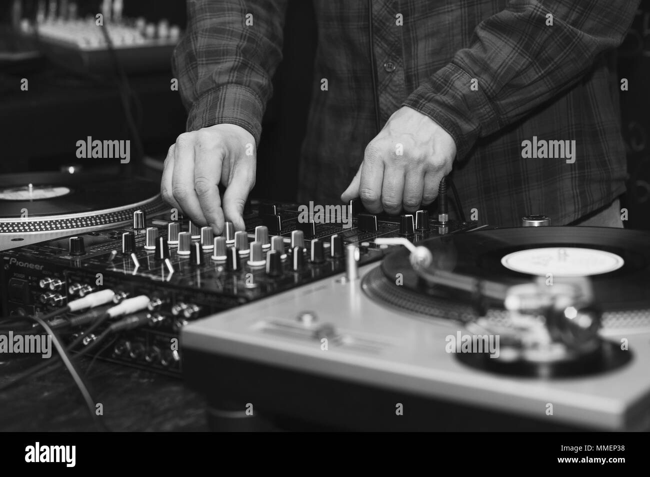 DJ-Laufwerke Knöpfe in Schwarz und Weiß Stockfoto