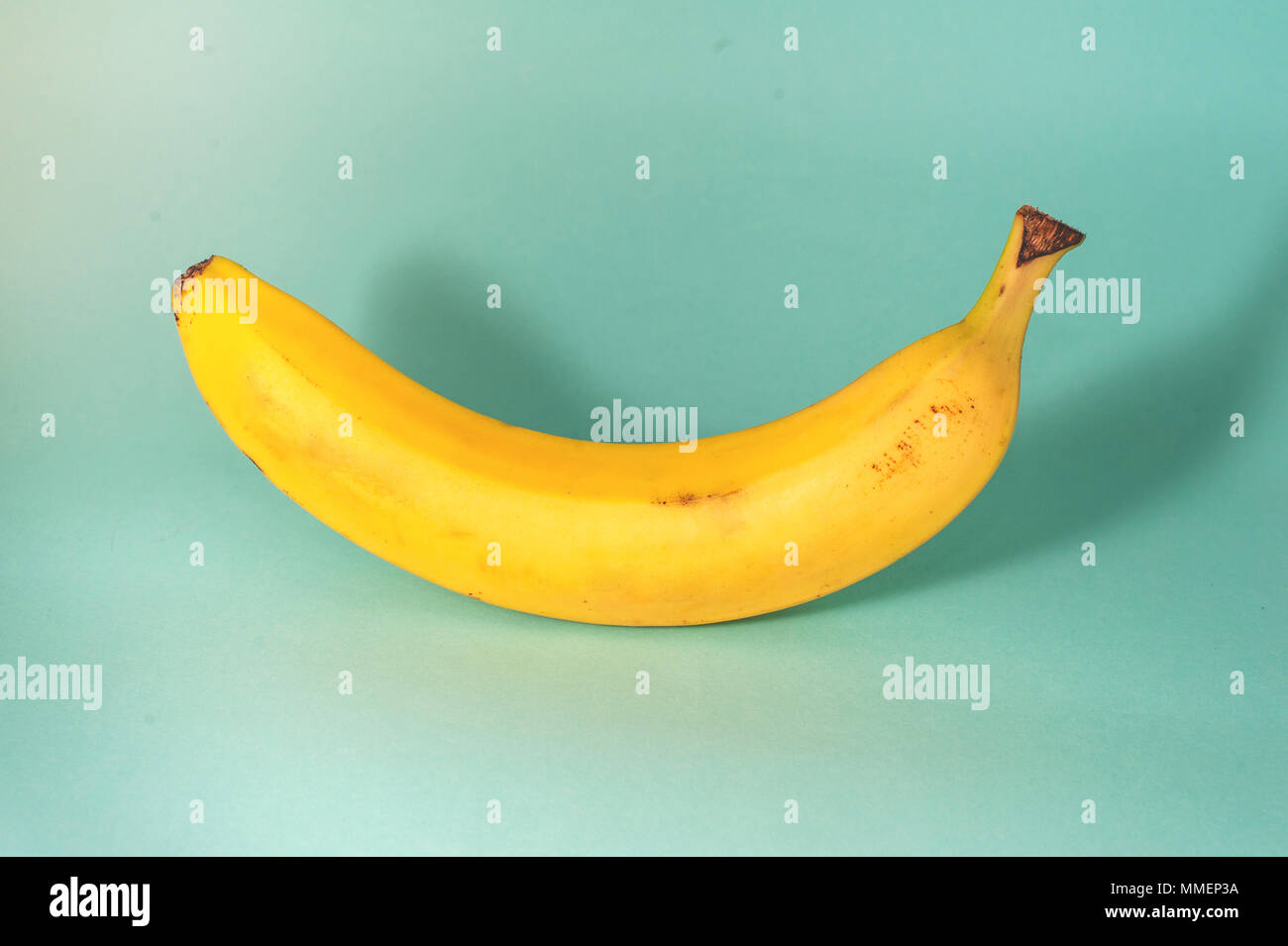 Reif banan auf einem blauen Hintergrund Stockfoto