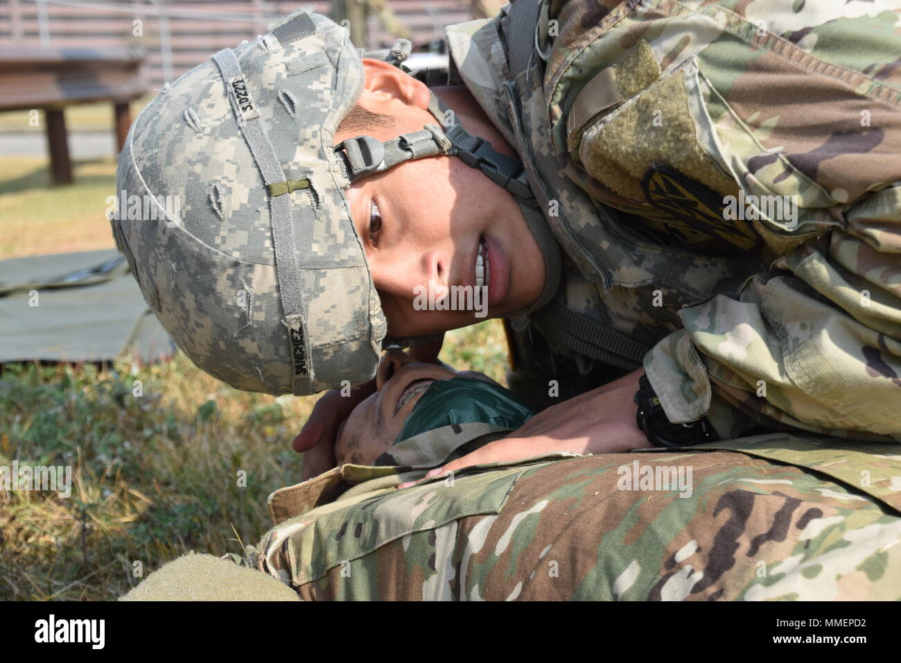 Sgt. Luiz Sanchezdenova von 6-52 Air Defense Artillery Battalion hört auf Anzeichen von Atmung und beobachtet den Aufstieg und Fall der Brust des Training mannequin während der medizinischen Lane von der 35th Air Defense Artillery Brigade Missile Defender des Jahres Wettbewerb Oktober 25, 2017 am Osan Flughafen, Südkorea. Jeder Fall, der oberen air defence Mannschaften von der Koreanischen Halbinsel konkurrieren in einer Reihe von Veranstaltungen den Titel Missile Defender des Jahres geltend zu machen. Stockfoto