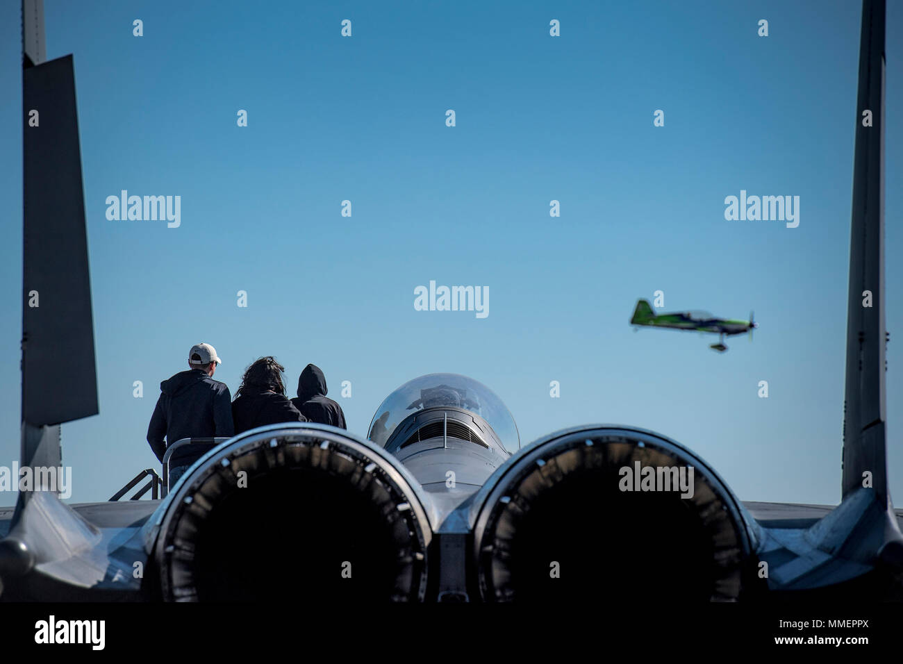 Zuschauer sehen Sie auf Von einer F-15 Strike Eagle als Gary Ward ein MX-2 während der Donner über South Georgia Air Show, Oktober 29, 2017, bei Moody Air Force Base, Ga. Das offene Haus fliegt ist eine Gelegenheit für Moody der lokalen Gemeinschaft zu danken für alle Ihre Unterstützung, und weisen eine Leistung und es inklusive Antenne Performances, Essen, Kinderschminken und vieles mehr. (U.S. Air Force Foto: Staff Sgt. Ryan Callaghan) Stockfoto