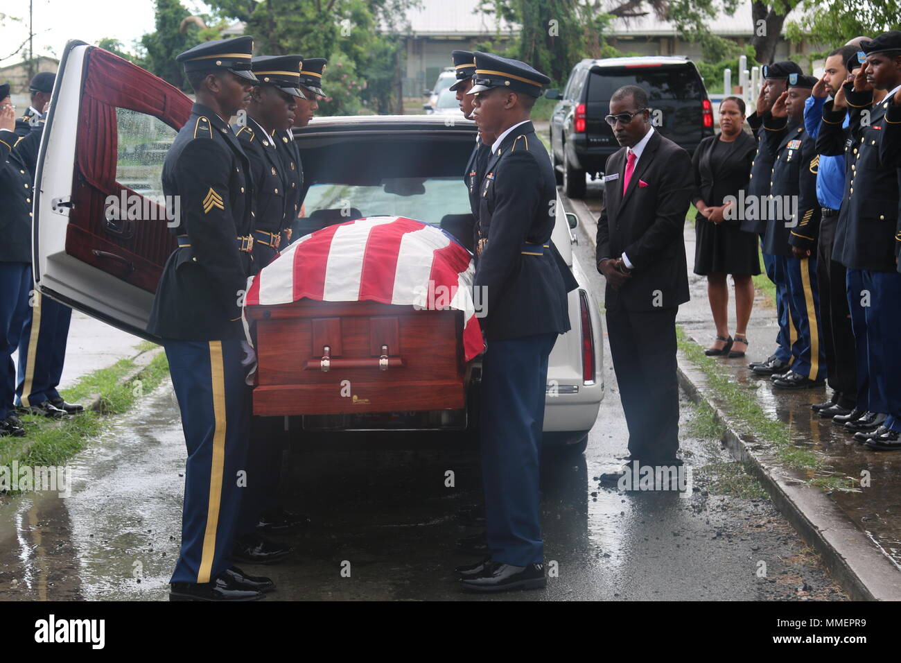 Soldaten von den Virgin Islands National Guard, der Ehrengarde die Schatulle des PFC-entfernen. KyJuan Naughton, seiner 661 militärische Polizeiaufgebot, aus dem leichenwagen an Kingshill Friedhof, St. Croix Okt. 28. Stockfoto