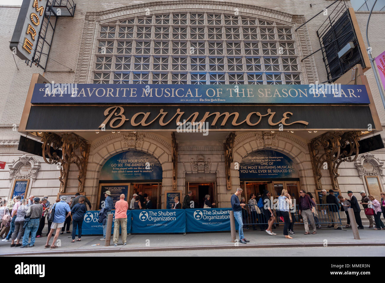 Scharen von theaterbesuchern steigen auf die Barrymore Theater am Broadway in New York zu sehen, einer Matinee am Mittwoch, den 2. Mai 2018 Der musikalische' der Band Besuchen', für 11 Tony Awards einschließlich bestes Musical nominiert. (© Richard B. Levine) Stockfoto