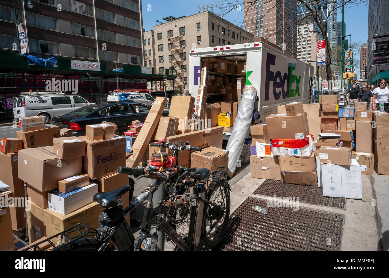 FedEx Arbeitnehmer ihre Pakete in Midtown Manhattan in New York Art am Mittwoch, den 2. Mai 2018. (Â© Richard B. Levine) Stockfoto