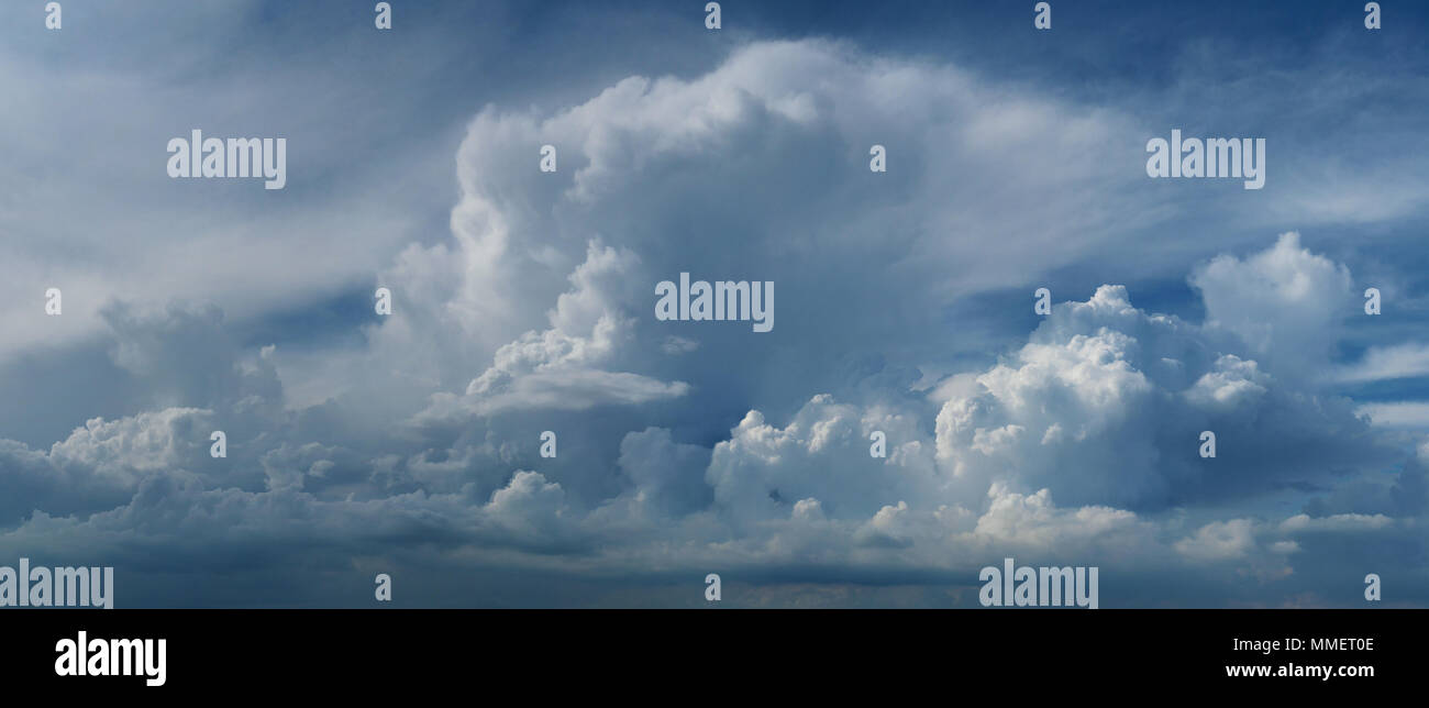 Schöne atemberaubend großen Wolkenbildung Wolkengebilde Panorama Panoramablick Stockfoto