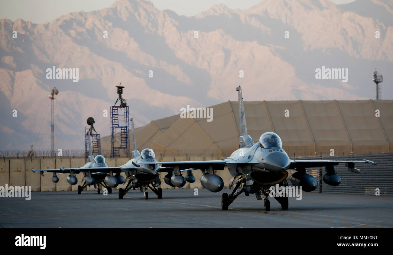 F-16 Fighting Falcons, aus dem 77Th Expeditionary Fighter Squadron, Taxi auf der Flightline am Flughafen Bagram, Afghanistan, Okt. 26, 2017. Aus der 20 Fighter Wing eingesetzt, Shaw Air Force Base, South Carolina, "der Spieler" haben eine lange Geschichte des Kampfes gegen Unterdrückung und Terrorismus; aus dem Zweiten Weltkrieg, als sie flog wie ein P-51 Mustang Einheit Begleitung Heavies, Operation Unified Protector im Jahr 2011, wo Sie die Flugverbotszone und Schutz der libyschen Zivilisten durchgesetzt. Die 77 EFS ist die nächste Rotation von Kampfflugzeugen bei der BAF, Austausch der 36Th EFS, von Aviano Air Ba Stockfoto