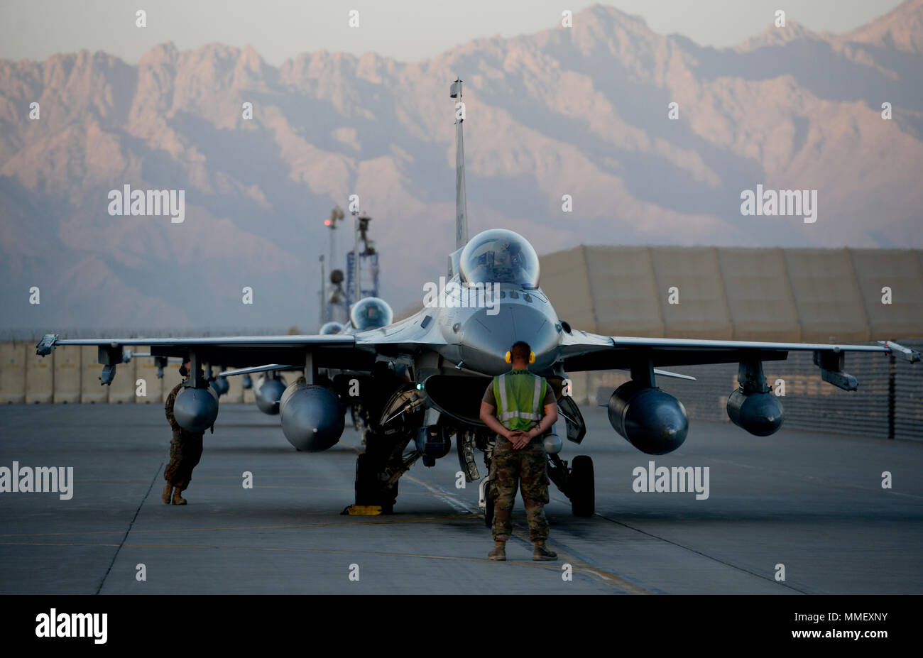 F-16 Fighting Falcons, aus dem 77Th Expeditionary Fighter Squadron, Taxi auf der Flightline am Flughafen Bagram, Afghanistan, Okt. 26, 2017. Aus der 20 Fighter Wing eingesetzt, Shaw Air Force Base, South Carolina, "der Spieler" haben eine lange Geschichte des Kampfes gegen Unterdrückung und Terrorismus; aus dem Zweiten Weltkrieg, als sie flog wie ein P-51 Mustang Einheit Begleitung Heavies, Operation Unified Protector im Jahr 2011, wo Sie die Flugverbotszone und Schutz der libyschen Zivilisten durchgesetzt. Die 77 EFS ist die nächste Rotation von Kampfflugzeugen bei der BAF, Austausch der 36Th EFS, von Aviano Air Ba Stockfoto