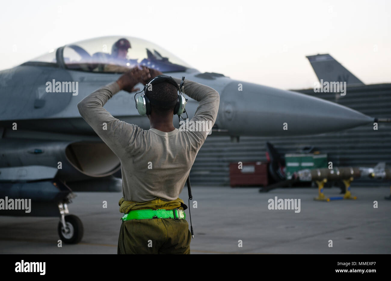 Ein maintainer Marschälle einer F-16 Fighting Falcon, aus dem 77Th Expeditionary Fighter Squadron, in einen Parkplatz am Flughafen Bagram, Afghanistan, Okt. 26, 2017. Aus der 20 Fighter Wing eingesetzt, Shaw Air Force Base, South Carolina, "der Spieler" haben eine lange Geschichte des Kampfes gegen Unterdrückung und Terrorismus; aus dem Zweiten Weltkrieg, als sie flog wie ein P-51 Mustang Einheit Begleitung Heavies, Operation Unified Protector im Jahr 2011, wo Sie die Flugverbotszone und Schutz der libyschen Zivilisten durchgesetzt. Die 77 EFS ist die nächste Rotation von Kampfflugzeugen bei der BAF, Austausch der 36Th EF Stockfoto