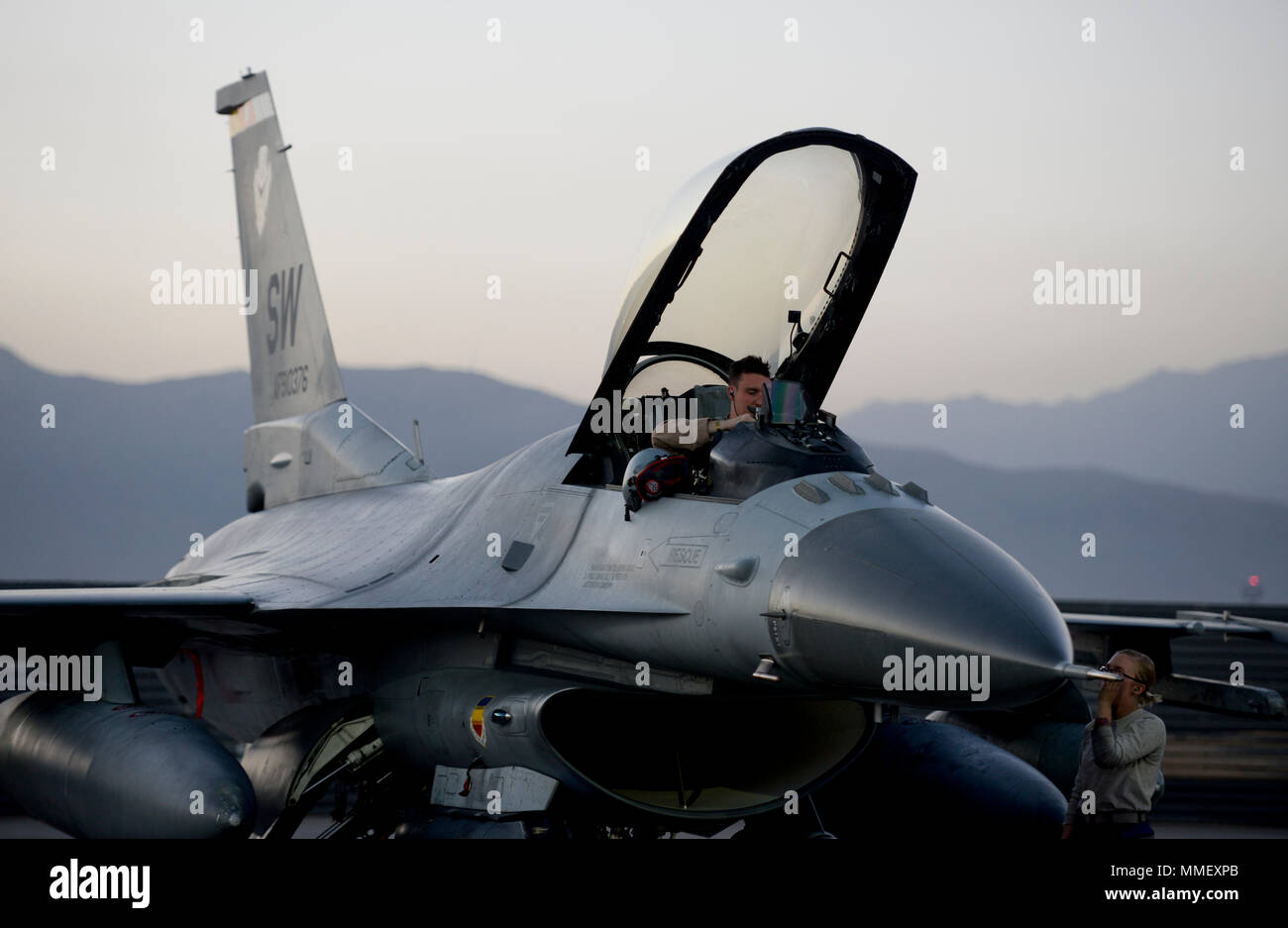 Eine F-16 Fighting Falcon Pilot, aus dem 77Th Expeditionary Fighter Squadron, bereitet sich auf sein Flugzeug verlassen Sie nach der Landung am Flughafen Bagram, Afghanistan, Okt. 26, 2017. Aus der 20 Fighter Wing eingesetzt, Shaw Air Force Base, South Carolina, "der Spieler" haben eine lange Geschichte des Kampfes gegen Unterdrückung und Terrorismus; aus dem Zweiten Weltkrieg, als sie flog wie ein P-51 Mustang Einheit Begleitung Heavies, Operation Unified Protector im Jahr 2011, wo Sie die Flugverbotszone und Schutz der libyschen Zivilisten durchgesetzt. Die 77 EFS ist die nächste Rotation von Kampfflugzeugen bei der BAF, Austausch der Stockfoto