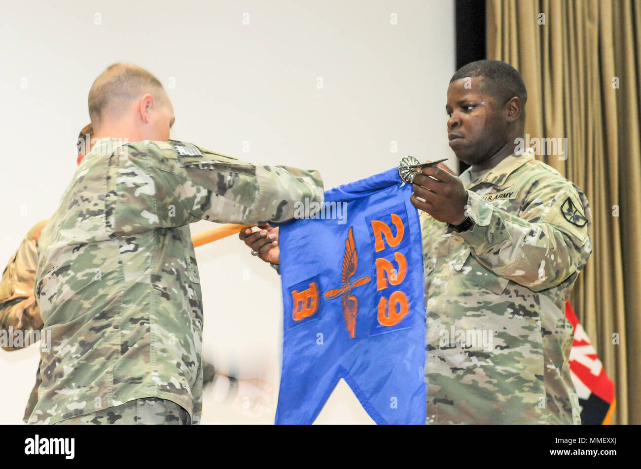 ALI Al SALEM AIR BASE, Kuwait - Capt. Trenton Conyers, Kommandeur der Firma B, weltgolfklassifizierungen Aviation Regiment und 1 Sgt. Jamal Drayton ihre Einheit Farben bei ihrer Übertragung von Autorität Zeremonie an Ali Al Salem Air Base, Kuwait am Okt. 29, 2017 entfalten. Das Unternehmen übernimmt die Grauen Adler Mission unterstützt sowohl den Betrieb inhärenten Lösen und Betrieb Spartan Schild. (U.S. Armee Foto: Staff Sgt. Isolda Reyes) Stockfoto