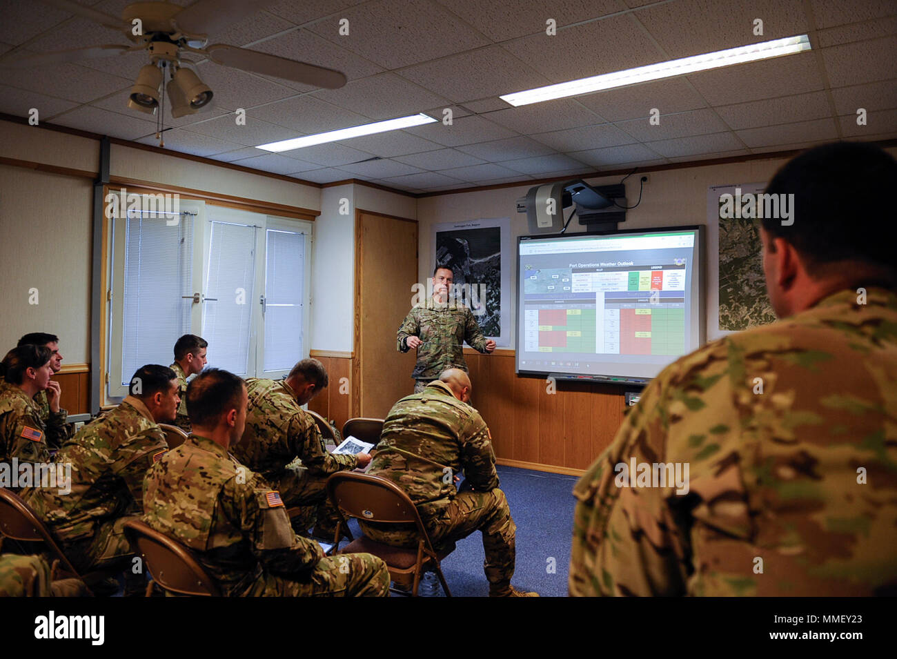 Us Air Force Tech. Sgt. Spencer Hedine, 3 Air Support Operations Group Wettervorhersagegerät, gibt einen Flug Wetter Briefing zu U.S. Army Piloten vor Ihrer Abfahrt von chièvres Air Base, Belgien, Okt. 25, 2017. Diese aviation Drehungen Abschreckung Fähigkeiten verbessern, vergrößern, um die Reaktion Fähigkeit zur Unterstützung der Operation Atlantic lösen, und die Fähigkeit und Bereitschaft der US-Streitkräfte gewährleisten, wodurch sie schneller Reaktion im Falle der Aggression durch eine regionale Gegner gegen die NATO Hoheitsgebiet. (U.S. Air Force Foto von Airman 1st Class Savannah L. Gewässer) Stockfoto