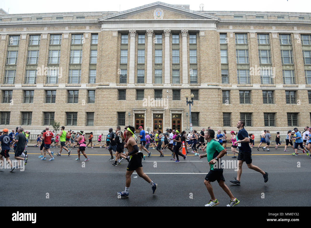 Rund 35.000 Läuferinnen und Läufer aus der ganzen Welt kamen in die Hauptstadt des Landes in der 33. jährlichen Armee Ten-Miler, Okt. 8, 2017 zu beteiligen. Geleitet durch die U.S. Army Military District von Washington, der Rasse der Armee ist der drittgrößte 10 Meile Straße Rennen der Welt. (U.S. Armee Foto von SPC. Tammy Schäferstündchen) Stockfoto