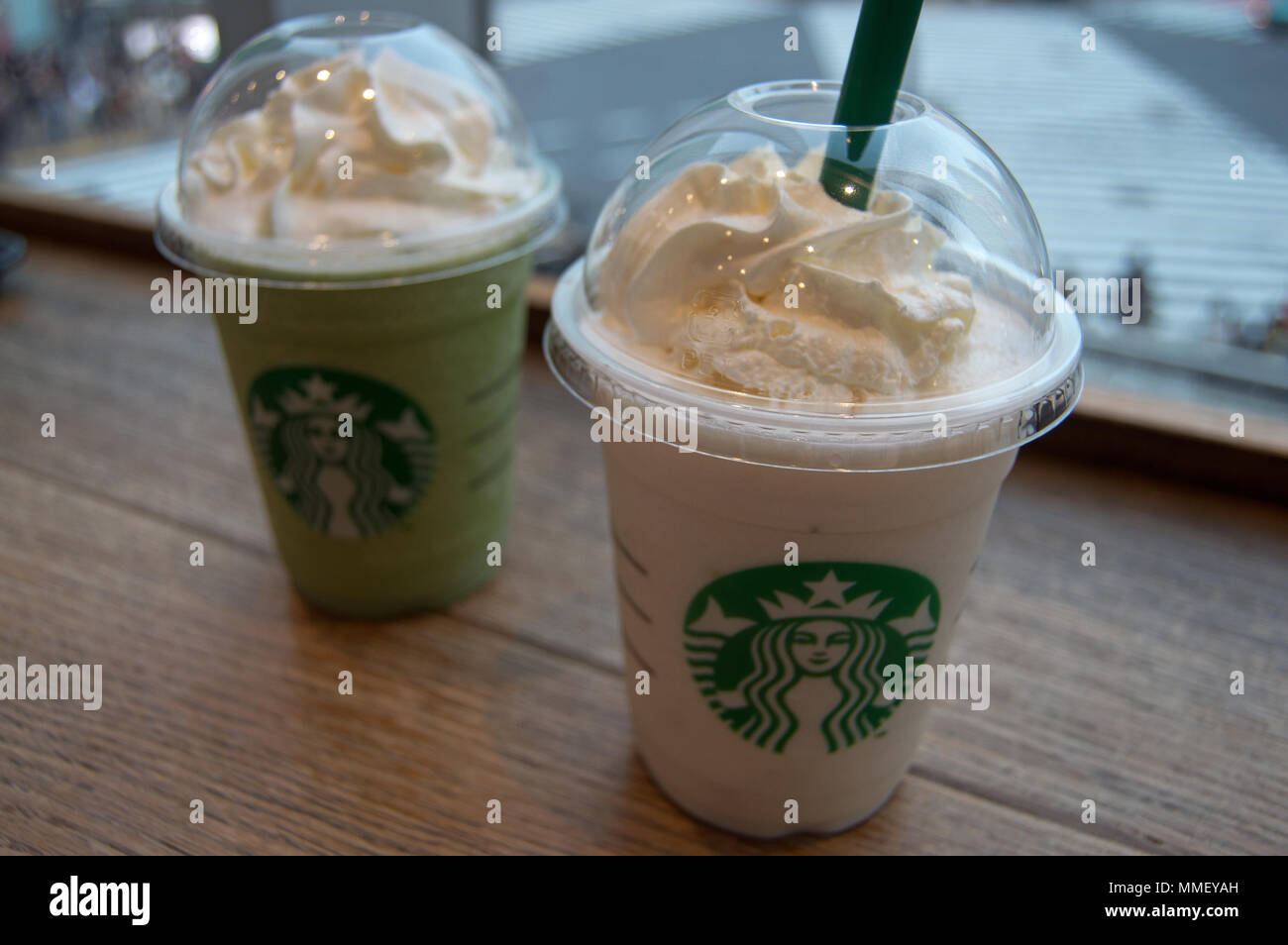 Japanische Starbucks Getränke inklusive Matcha Latte mit Shibuya Crossing im Hintergrund Stockfoto
