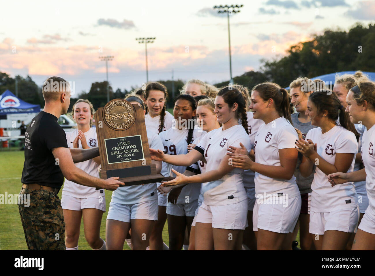 Sergeant Philip A. Blankenship, einem Recruiting Unterstation Murfreesboro Recruiter, gibt Fußball der St. George's Girls' Team der "Champions"-Trophäe an der Richard Siegel Soccer Complex in Murfreesboro, Tennessee, Okt. 27, 2017. St. George gewann die Tennessee Girls' Soccer Meisterschaft für Abteilung II - A. Marines mit RSS Brentwood und RSS Murfreesboro herausgefordert, Weibchen mit einem kämpferischen Geist Marine Corps zu tun pullups an der Meisterschaft. (U.S. Marine Corps Foto von Sgt. Mandaline Limousine) Stockfoto