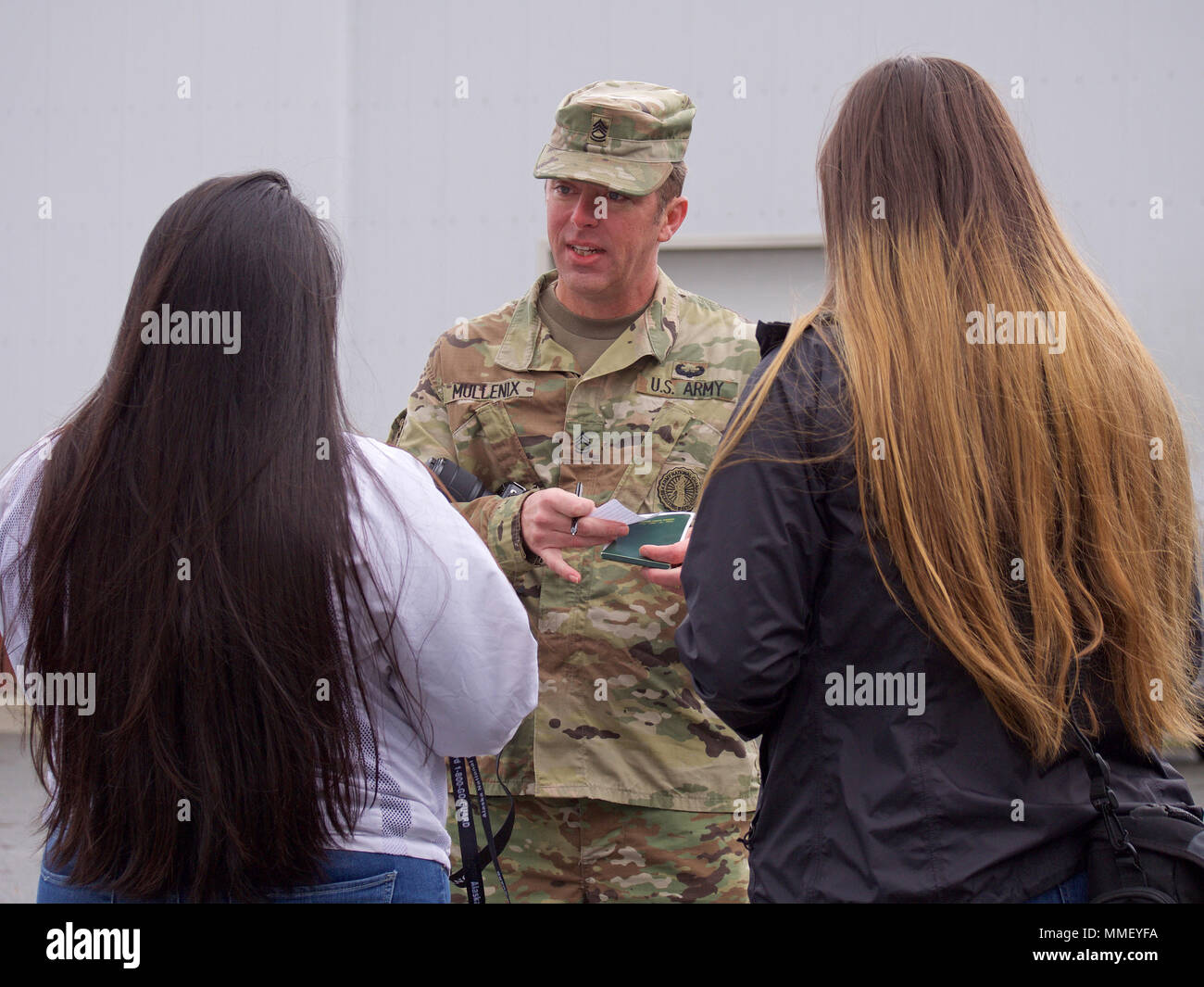 Sgt. 1. Klasse Justin Mullenix, Alaska Army National Guard finden Komponente Übergang Koordinator, spricht mit möglichen Alaska Army National Guard Kandidaten 17. Okt. 2017, am Mt. Edgecumbe High School, Sitka, Alaska. Das Alaska Army National Guard ist Neuinvestitionen in das Zeughaus Sitka als Teil der ländlichen Engagement die Initiative der Guard. (U.S. Army National Guard Foto von Sgt. David Bedard / freigegeben) Stockfoto