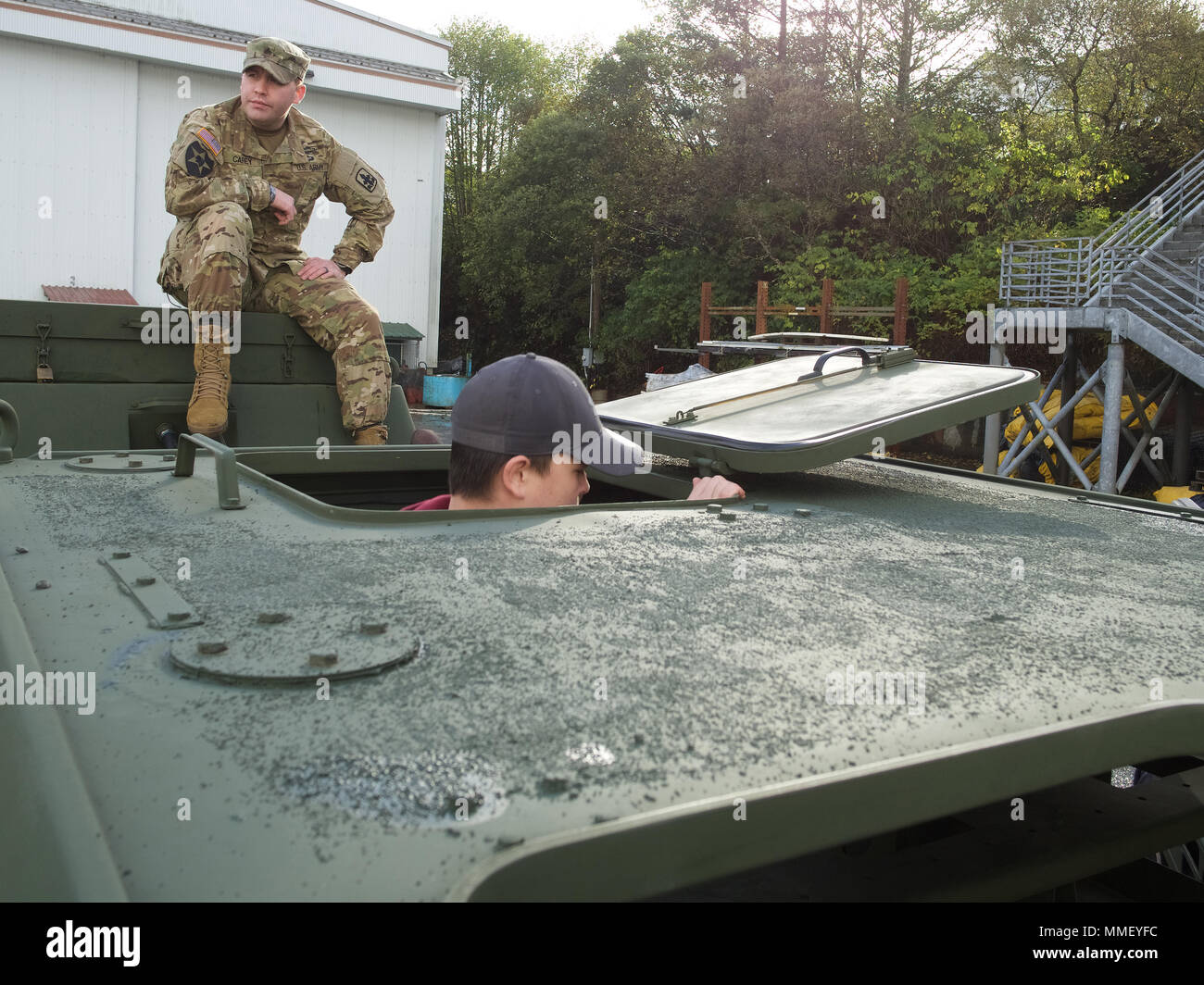 Alaska Army National Guard Sgt. Sean Carey, ein Unternehmen, das 1. Battalion, 297Th Infantry Regiment, betreut Studierende untersucht eine kleine Einheit Unterstützung Fahrzeug 17. Okt. 2017, am Mt. Edgecumbe High School, Sitka, Alaska. Das Alaska Army National Guard ist aktiv in den Bereichen außerhalb von Anchorage, Fairbanks und Juneau als Teil der ländlichen Engagement die Initiative der Guard. (U.S. Army National Guard Foto von Sgt. David Bedard / freigegeben) Stockfoto