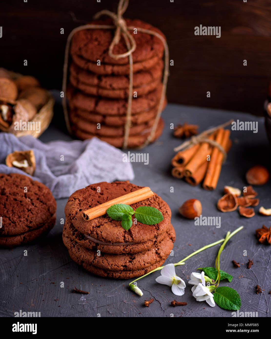 Ound Chocolate Chip Cookies mit Sahne, Ansicht von oben Stockfoto
