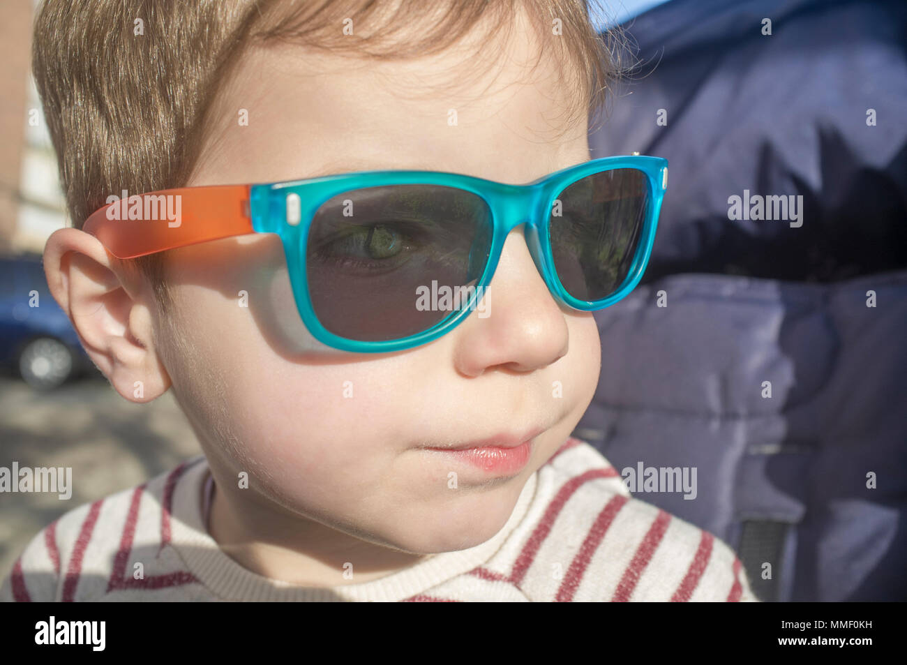 Blaue Augen toddler Boy mit Sonnenbrille geschützt. Kinder Auge Gesundheit Konzept Stockfoto