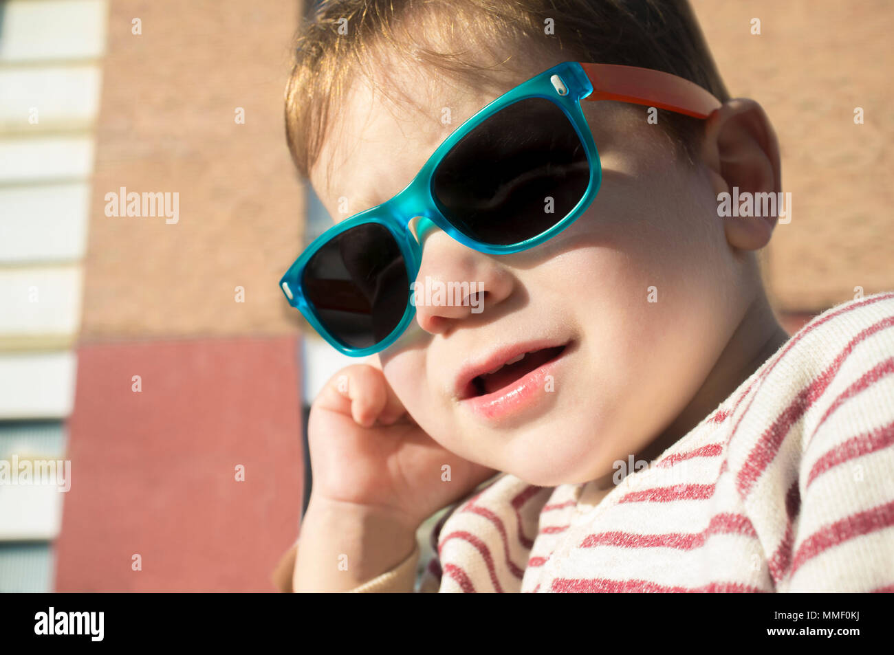 Portrait von Toddler Boy mit Sonnenbrille für Kinder ein sonniger Tag. Kinder Auge Gesundheit Konzept Stockfoto