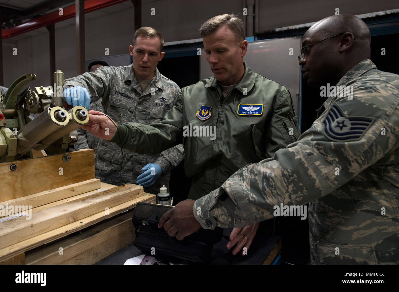 Us Air Force General Tod D. Wolters, US Luft Kräfte in Europa und Afrika Commander, Tests, ein Stück der Ausrüstung für die Risse mit Tech. Sgt. James Kegel und Staff Sgt. Timothy J. Schwenninger II, beide 86th Maintenance Squadron Zerstörungsfreie Prüfung Techniker, während ein Eintauchen Tour auf der Air Base Ramstein, Deutschland, Okt. 23, 2017. Wolters geprägt alle vier Piloten an den Shop für ihre Bemühungen bei der Suche nach der besten Vorgehensweise zur Erkennung von Rissen in der Ausrüstung der Luftwaffe sparen Geld zugewiesen. (U.S. Air Force Foto von älteren Flieger Tryphäna Mayhugh) Stockfoto