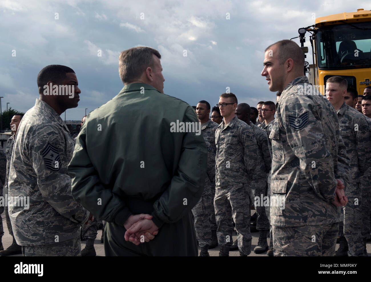 Us Air Force General Tod D. Wolters, US Luft Kräfte in Europa und Afrika Commander, spricht während einer immersion Tour auf der Air Base Ramstein, Deutschland, 23. Okt. 2017 Schnee Scheune des 86. Bauingenieur Gruppe Flieger zugeordnet. Wolters besuchte auch die logistische Bereitschaft der 86th Squadron Brennstoffe Management, 86th Maintenance Squadron für Luft- und Raumfahrt Masse und 86th Maintenance Squadron Zerstörungsfreie Prüfung während der Tour, Danke zu sagen an die Piloten für ihre harte Arbeit. (U.S. Air Force Foto von älteren Flieger Tryphäna Mayhugh) Stockfoto