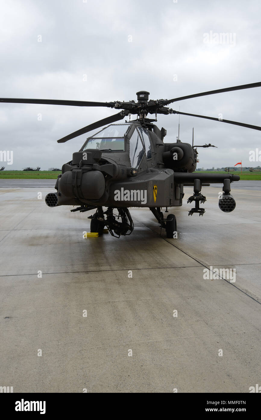 Drei Viertel der AH-64 Apache Helikopter mit der 1 Luft Kavallerie Brigade, 1.Kavallerie Division, im Static Display für ein Tag auf der Air Base Chièvres, Belgien, Okt. 24, 2017. 77 Hubschrauber und 300 Soldaten mit 1. ACB auf chièvres Air Base, bevor nach Deutschland, Lettland, Rumänien und Polen zur Unterstützung der Operation Atlantic Lösen inszeniert. (U.S. Armee Foto von visuellen Informationen Spezialist Pierre-Etienne Courtejoie) Stockfoto