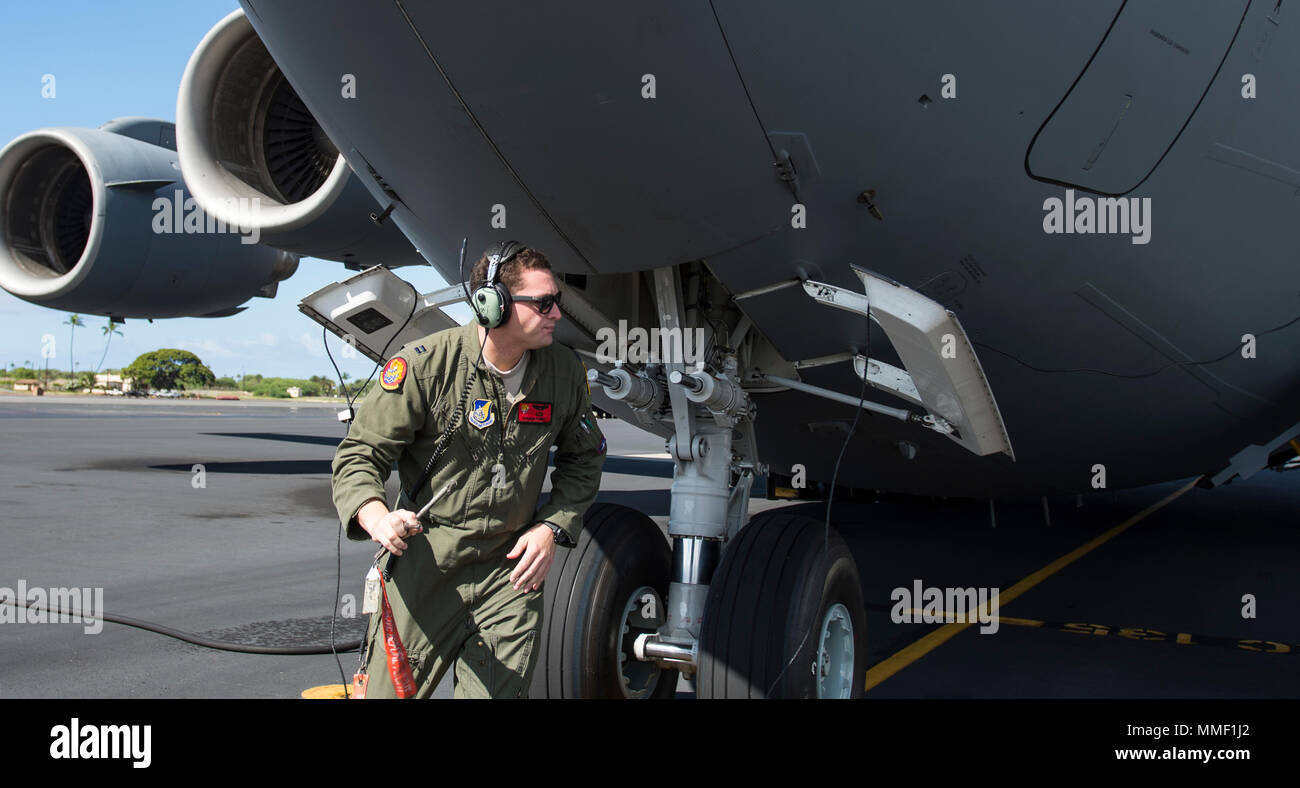 Us Air Force Captain Ryan McGuire, C-17 Globemaster III Pilot mit der 535Th Airlift Squadron, führt Preflight vor einem übungsflug, Sep 12, 2017 auf einer gemeinsamen Basis Pearl Harbor-Hickam. McGuire ist ein unterhalb des Knies amputee. (U.S. Air Force Foto: Staff Sgt. Perry Aston) Stockfoto