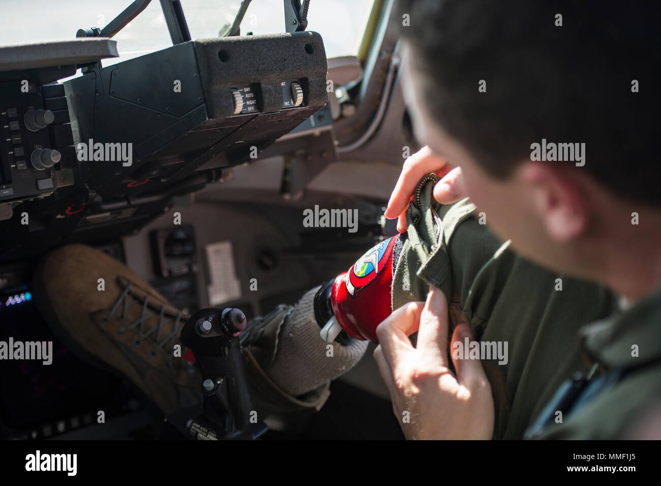 Us Air Force Captain Ryan McGuire, C-17 Globemaster III Pilot mit der 535Th Airlift Squadron, passt seine prothetische vor einem übungsflug, Sep 12, 2017 auf einer gemeinsamen Basis Pearl Harbor-Hickam. McGuire brachte seine prosthetist in eine C-17-Simulator, um sicher zu stellen, dass seine prothetische kann richtig die Pedale drücken. Us Air Force Foto: Staff Sgt. Perry Aston) Stockfoto