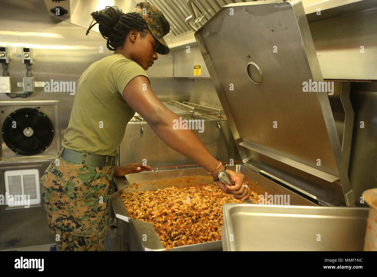 Us Marine Corps Cpl. Jessica Floreal, Food Service Firma, Hauptsitz Regiment, 2. Marine Logistik Gruppe, vorbereitete Abend Chow während einer Übung in Camp Lejeune, N.C., Okt. 24, 2017. Floreal Teil Fett Alligator 17, eine jährliche Übung die entworfen wurde, um die Navy und Marine Corps Team mit Partnerstaaten zu trainieren, zu verfeinern und zu stärken Kern amphibischen Kompetenzen Critical power Projektion auf den Seeverkehr. (U.S. Marine Corps Foto von Lance Cpl. Scarlet A. Scharf) Stockfoto