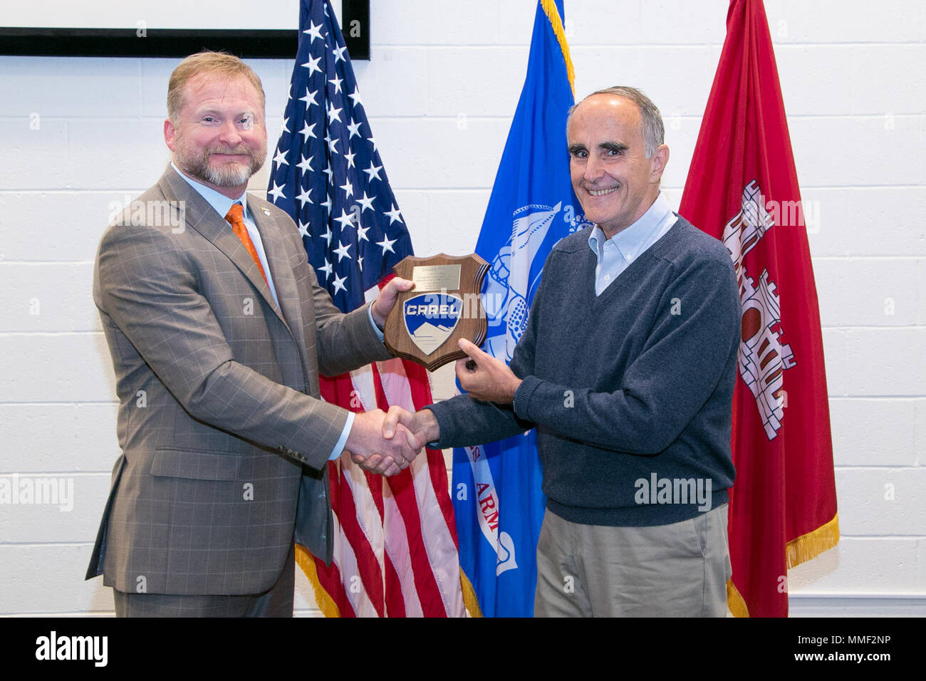 Bei einem kürzlich in den Ruhestand Festakt in der US-Armee kalten Regionen Forschung und Engineering Laboratory, J.D. Horne präsentiert die CRREL Plakette zu Dr. Donald Perovich. (Foto von Jeremy Bell) Stockfoto