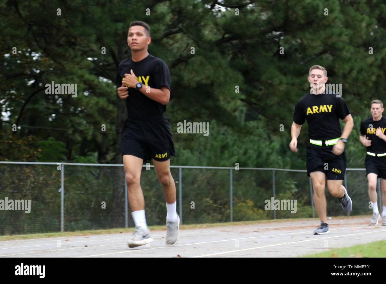 Auf der linken Seite, U.S. Army Pvt. Tamayo T.S. Tucker von Atlanta, eine Intelligenz Fachmann mit der 642 . regionalen Support Group, betreibt seine Armee körperliche Fitness Test Okt. 14 im Forest Park High School in Forest Park, Ga. Die Einheit ist in Atlanta, Ga (USA. Armee Foto von Sgt. 1. Klasse Gary A. Witte, 642 . Region Support Group) Stockfoto