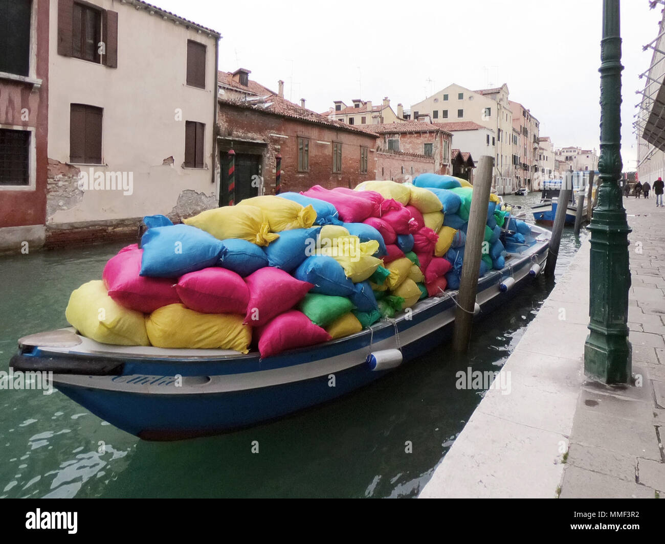 Boot voller Müll, Venedig, Italien Stockfoto