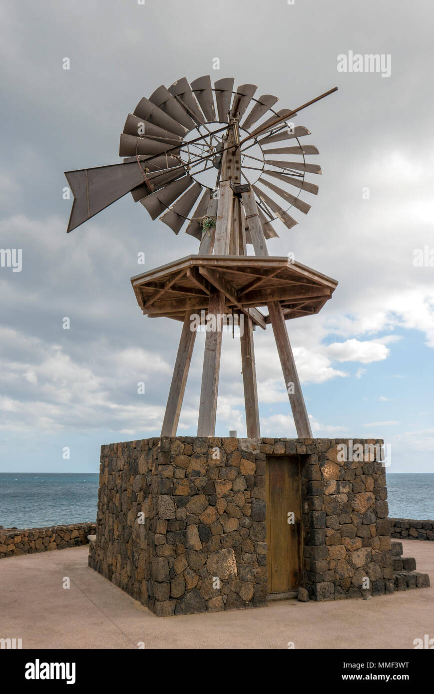 Alte Windmühle auf Lanzarote Insel Stockfoto