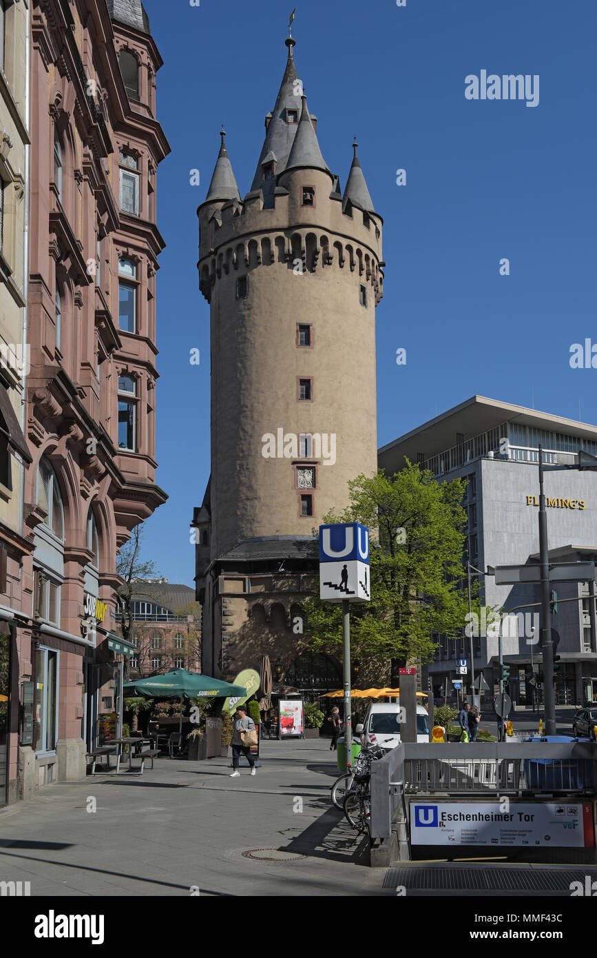 Eschenheimer Turm, dem ehemaligen Stadttor der spätmittelalterlichen Frankfurter Stadtbefestigung Stockfoto