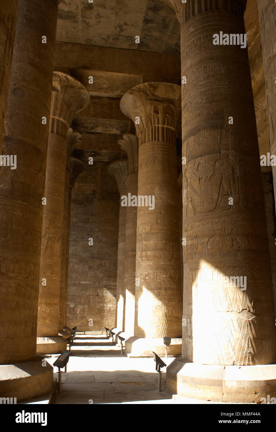 Ägypten. Tempel von Edfu. Antike Tempel zu Horus gewidmet. Ptolemäerzeit. Es war während der Herrschaft des Ptolemaios III. und Ptolemaios XII., 237-57 v. Chr. erbaut. Erste Säulenhalle. Spalten. Stockfoto