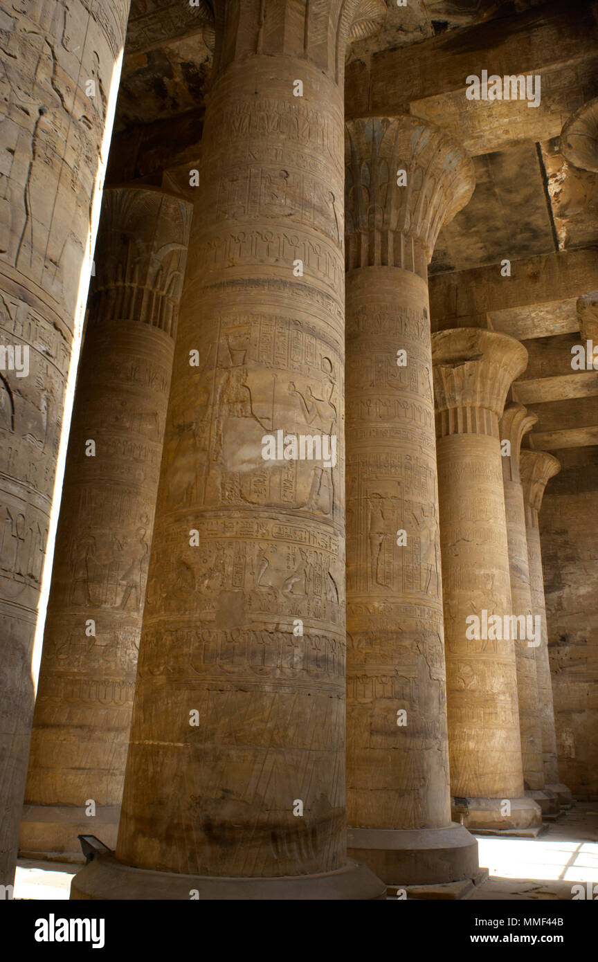 Ägypten. Tempel von Edfu. Antike Tempel zu Horus gewidmet. Ptolemäerzeit. Es war während der Herrschaft des Ptolemaios III. und Ptolemaios XII., 237-57 v. Chr. erbaut. Erste Säulenhalle. Spalten. Stockfoto