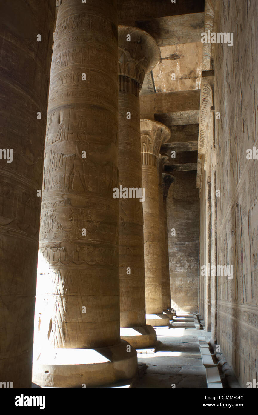 Ägypten. Tempel von Edfu. Antike Tempel zu Horus gewidmet. Ptolemäerzeit. Es war während der Herrschaft des Ptolemaios III. und Ptolemaios XII., 237-57 v. Chr. erbaut. Erste Säulenhalle. Spalten. Stockfoto