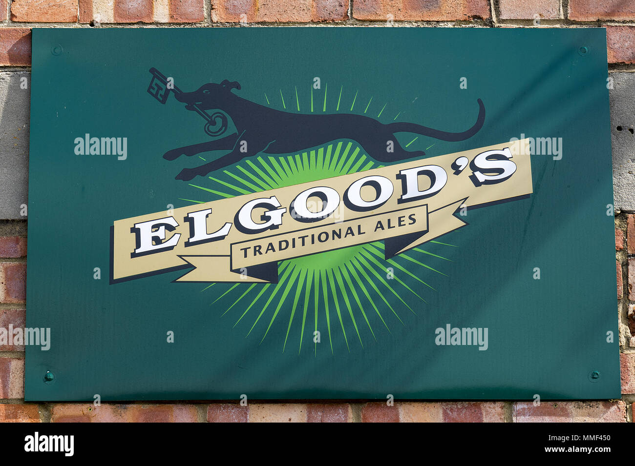 Elgood's Brauerei Emaille Schild zeigt das Black Dog Marke Abbildung. Wisbech, Cambridgeshire, England. Hersteller von traditionellen Ales. Stockfoto