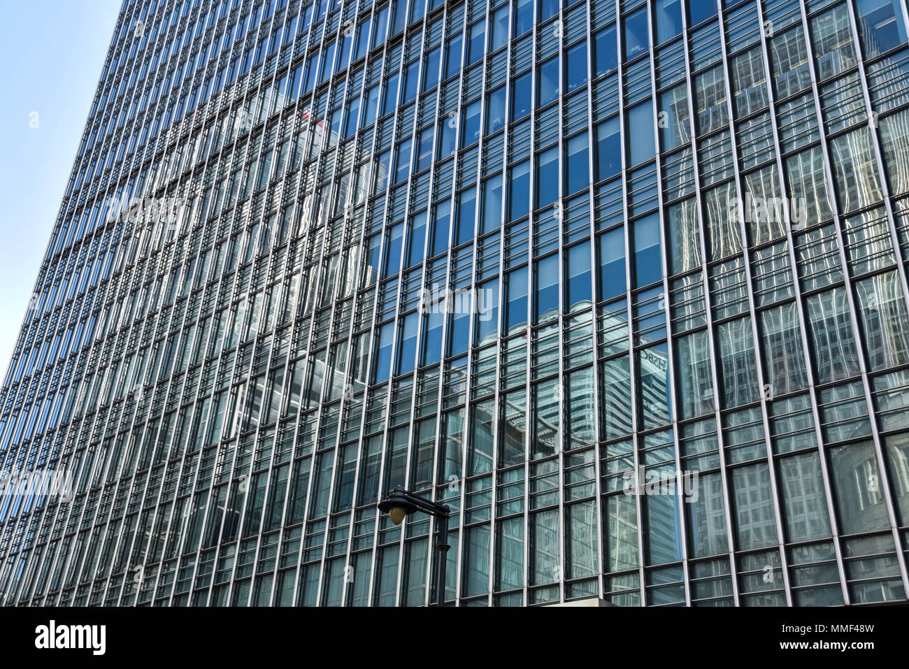 Canary Wharf in Glas reflektiert Stockfoto