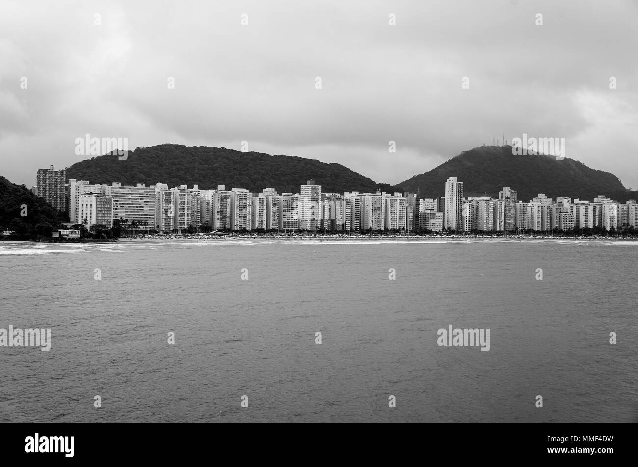 Stadt Guaruja Brasilien seacost Panorama schwarz weiß Stockfoto
