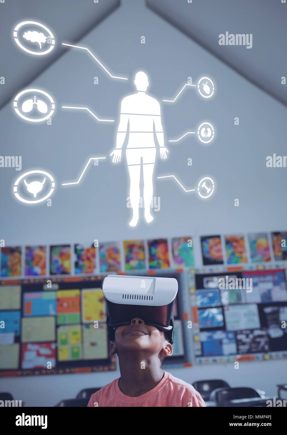 Menschliche Körper Chart Bildung und Junge mit Virtual reality Headset Stockfoto