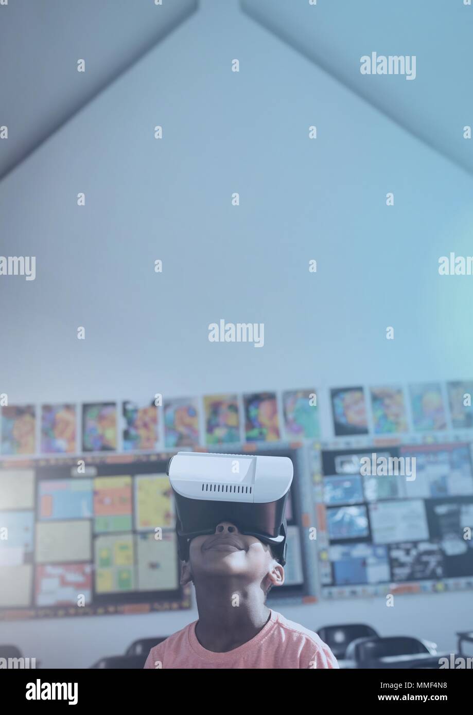 Junge mit Virtual reality Headset Stockfoto