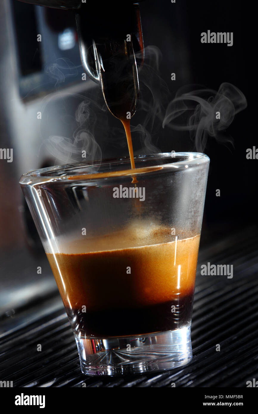 Espresso Maschine machen Kaffee in bar Stockfoto