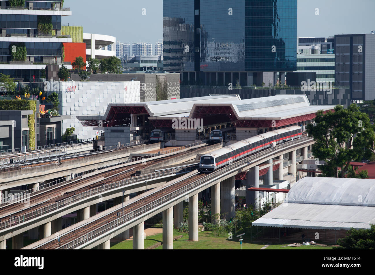 Ein SMRT-Zug, der den Bahnhof Jurong East verlässt. Singapur. Stockfoto